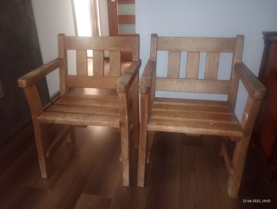Solidne drewniane krzesła ogrodowe