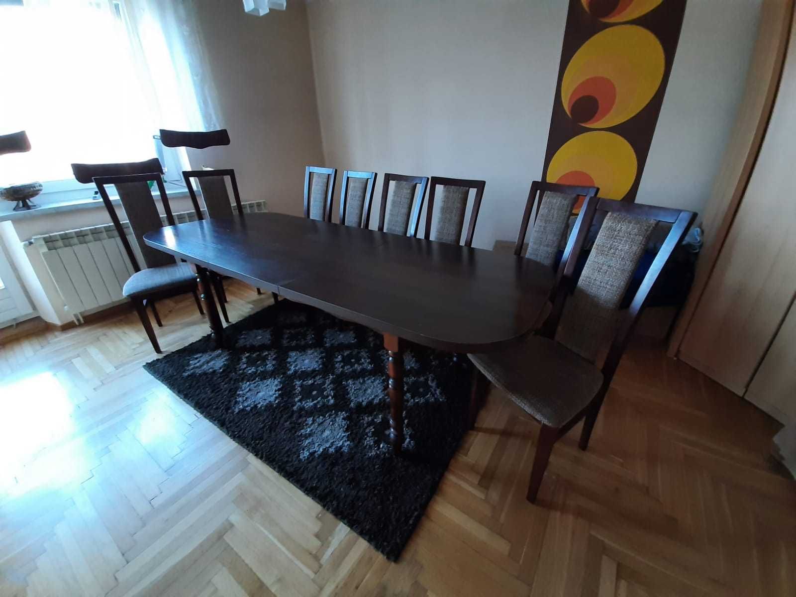 Stół z krzesłami do salonu