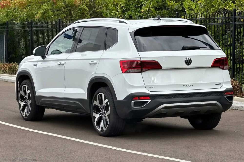 Volkswagen Taos      2022