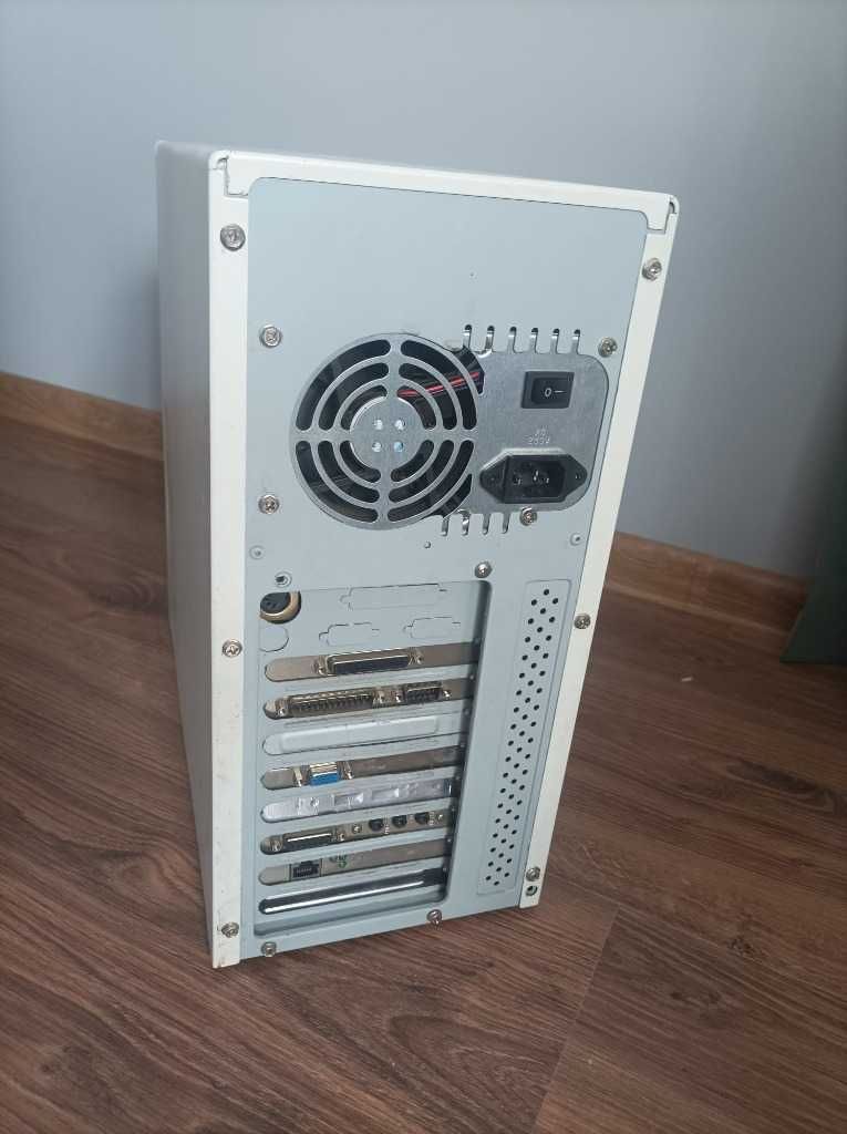 Retro komputer Celeron. Gry DOS.