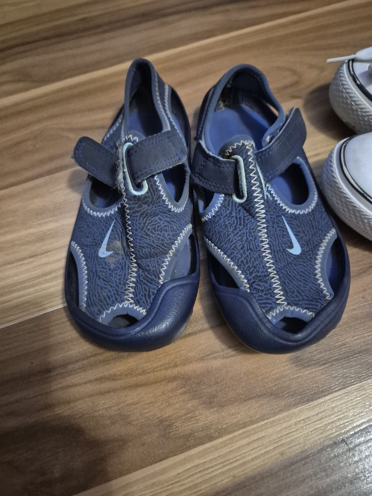 Sprzedam tenisówki i sandały nike rozmiar 27