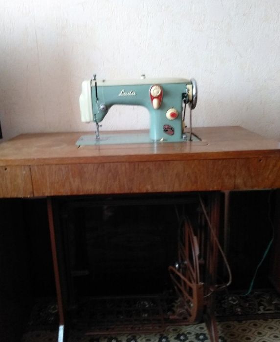 Електрична швейна машинка Lada з ніжним приводом