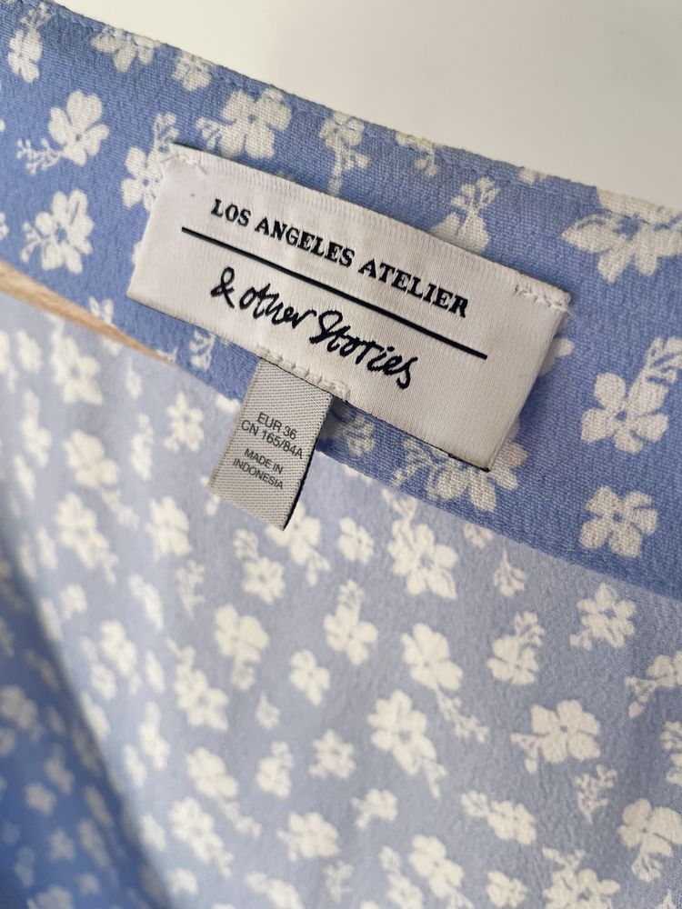 & Other Stories Niebieska kopertowa bluzka z wiskozy