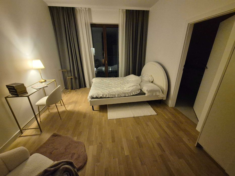 Łóżko z tapicerowanym zagłowiem i ramą na stelażu materac gratis