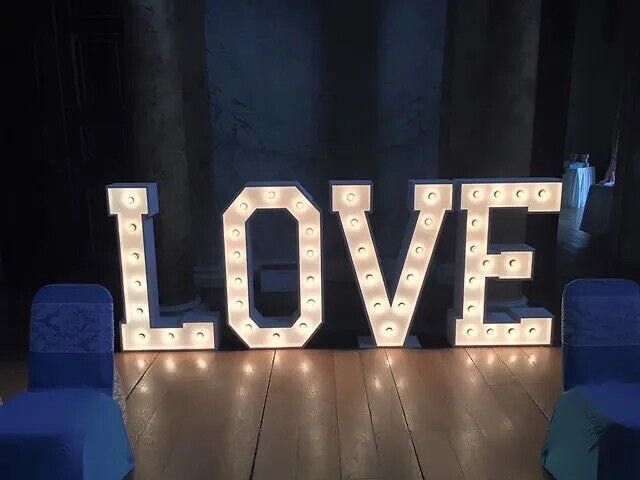 Unikalny napis litery LOVE oświetlenie idealna dekoracja na wesele