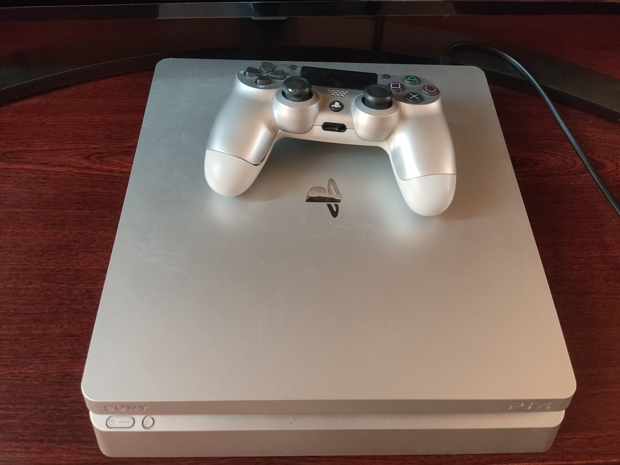 Konsola ps4 PlayStation 4 Silver Edition + pad,okabl. + GTA 5