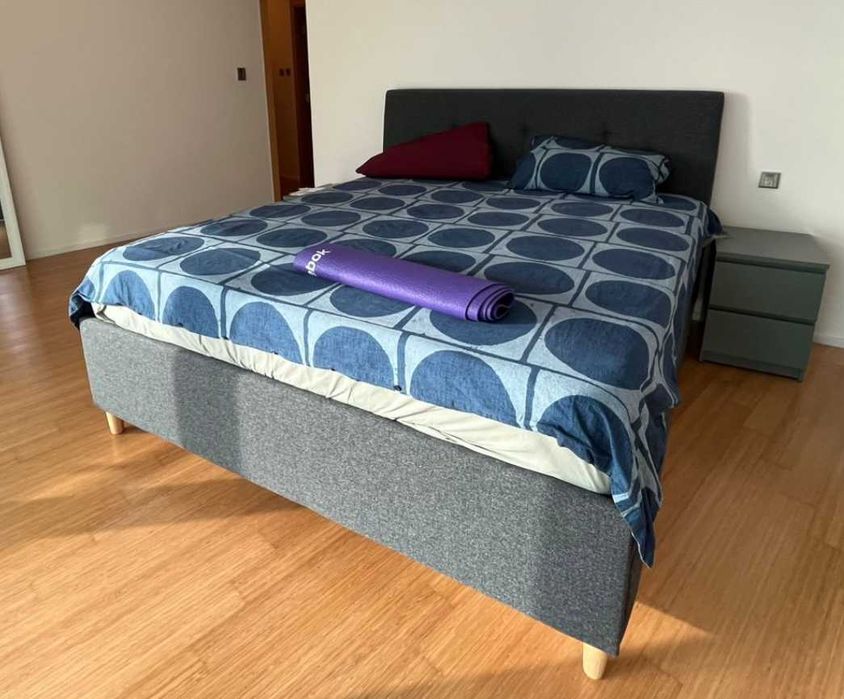 Cama de casal com arrumação + duas mesas de cabeceira