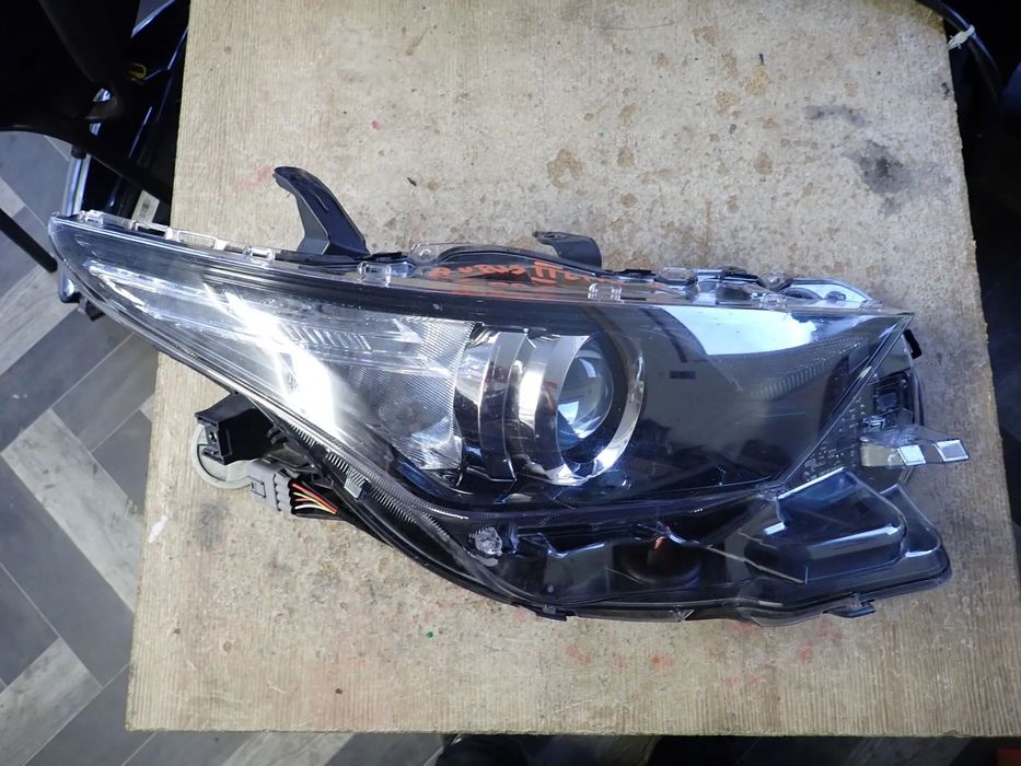 TOYOTA AURIS II LIFT LAMPA PRAWY PRZÓD 81110-02K30