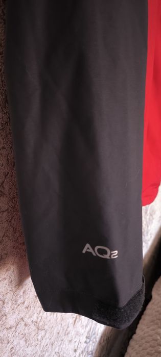 Мембранная. куртка Berghaus RG Alpha AQ2 в красно-сером цвете.