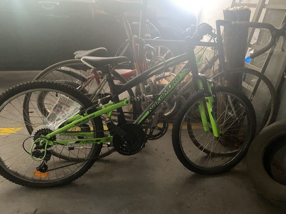 Duas bicicletas vtt e estrada