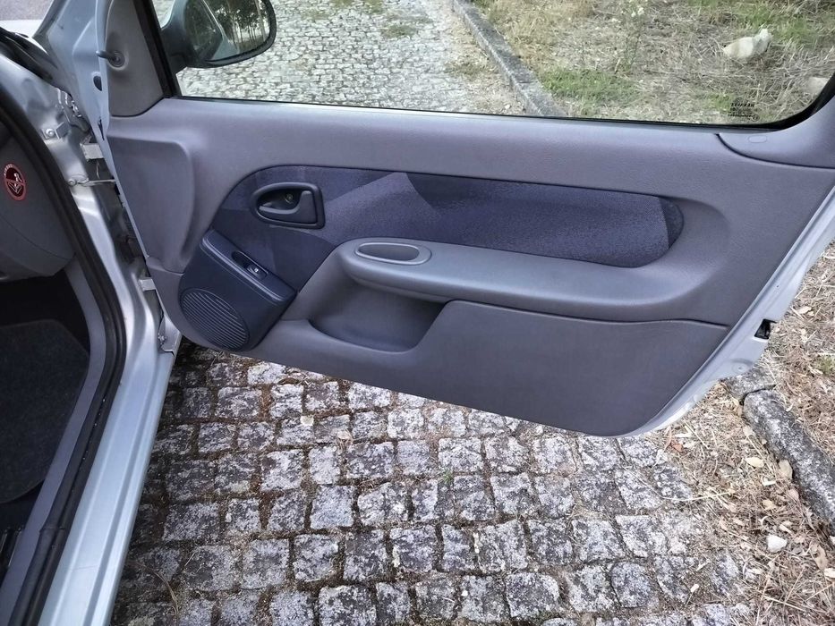 Renault Clio 1.4 16v Sport - 115000 / Reservado kms Reais