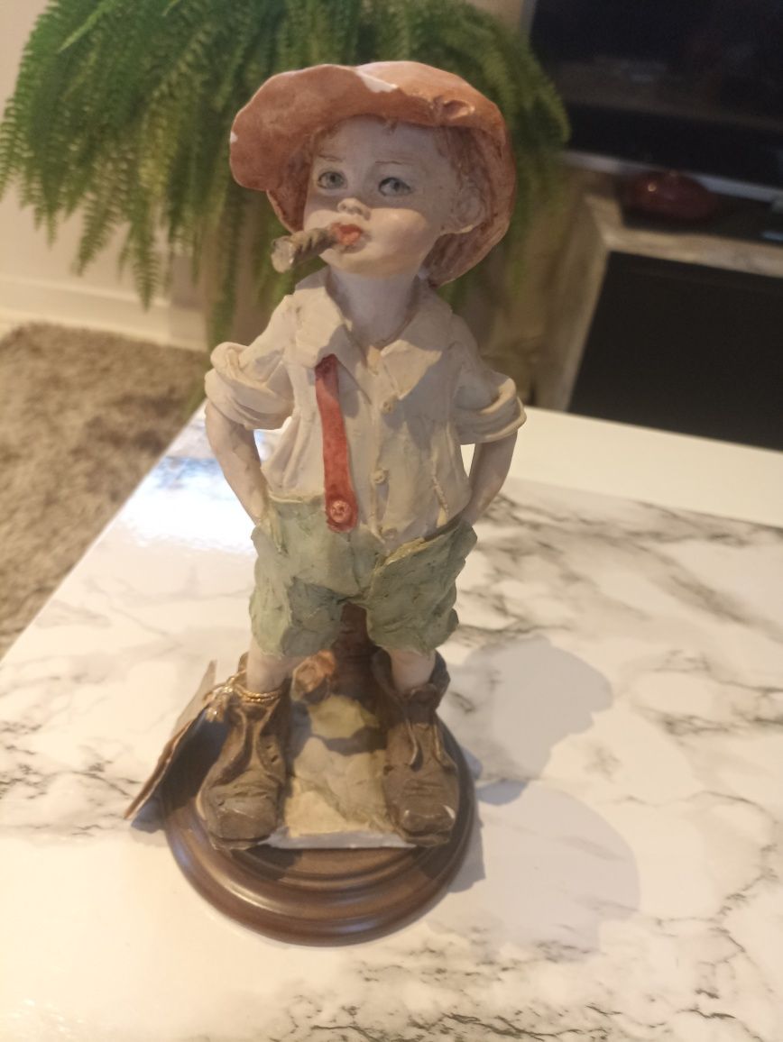 Figurka CHŁOPIEC Z CYGAREM -  z pierwszej kolekcji I GIUSEPPE ARMANI