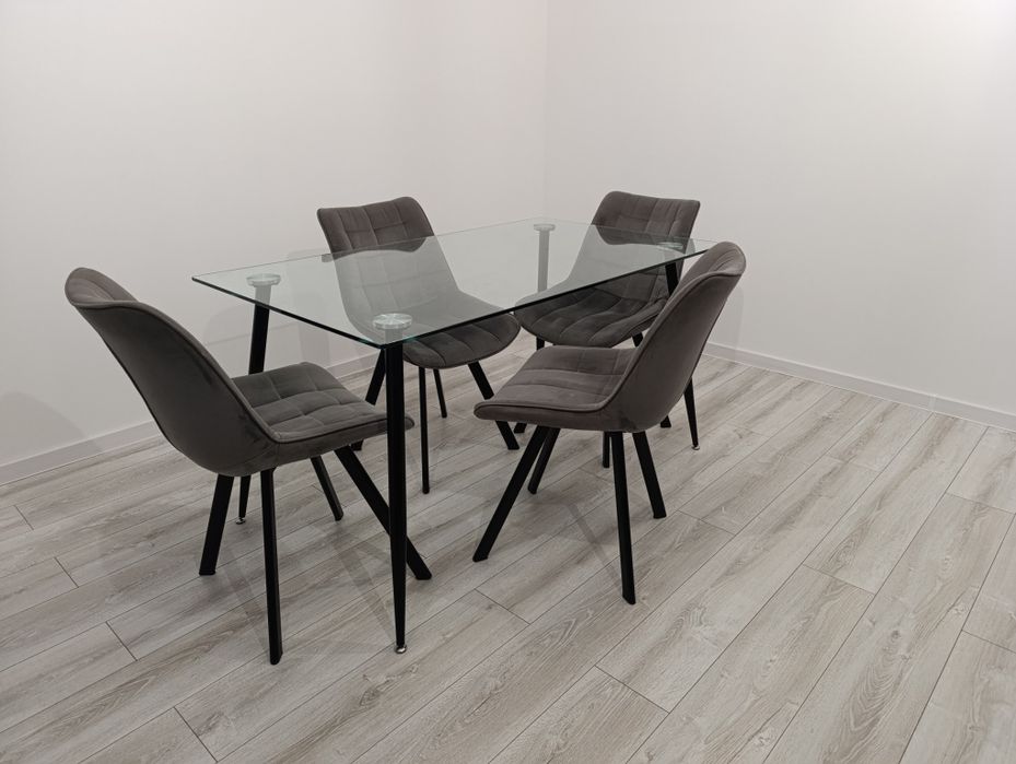 Stół z 4 krzesłami welurowymi