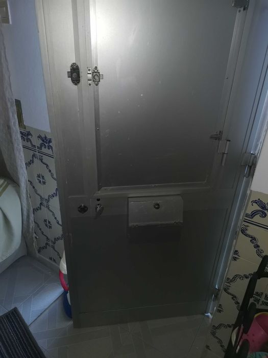 Porta de rua em aluminio com postigo veda luz e caixa correio incluso