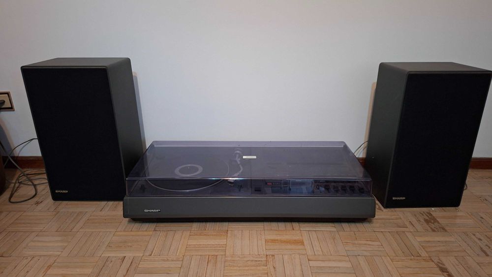 Aparelhagem de som Sharp, com gira-discos