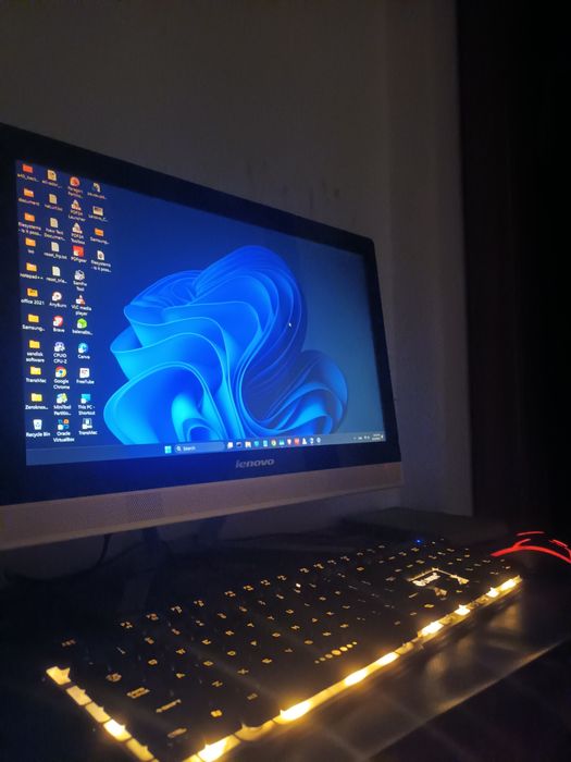 Lenovo All In One windows 11  21,5'' -8GB RAM/1TB. Touchscreen