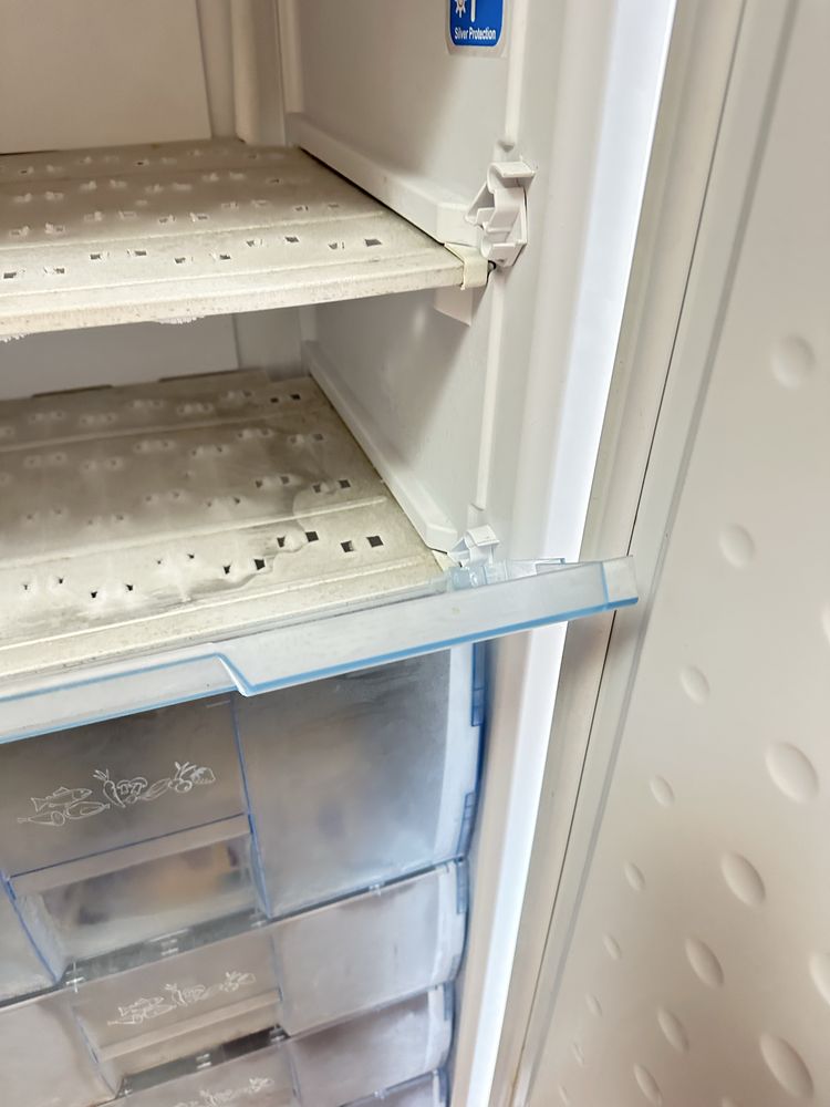 Морозильна камера BEKO FSA 25300 158.5 х 66.5 х 67.9 см