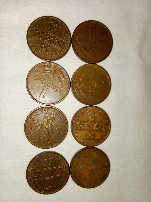 8 moedas circuladas de 1 escudo
