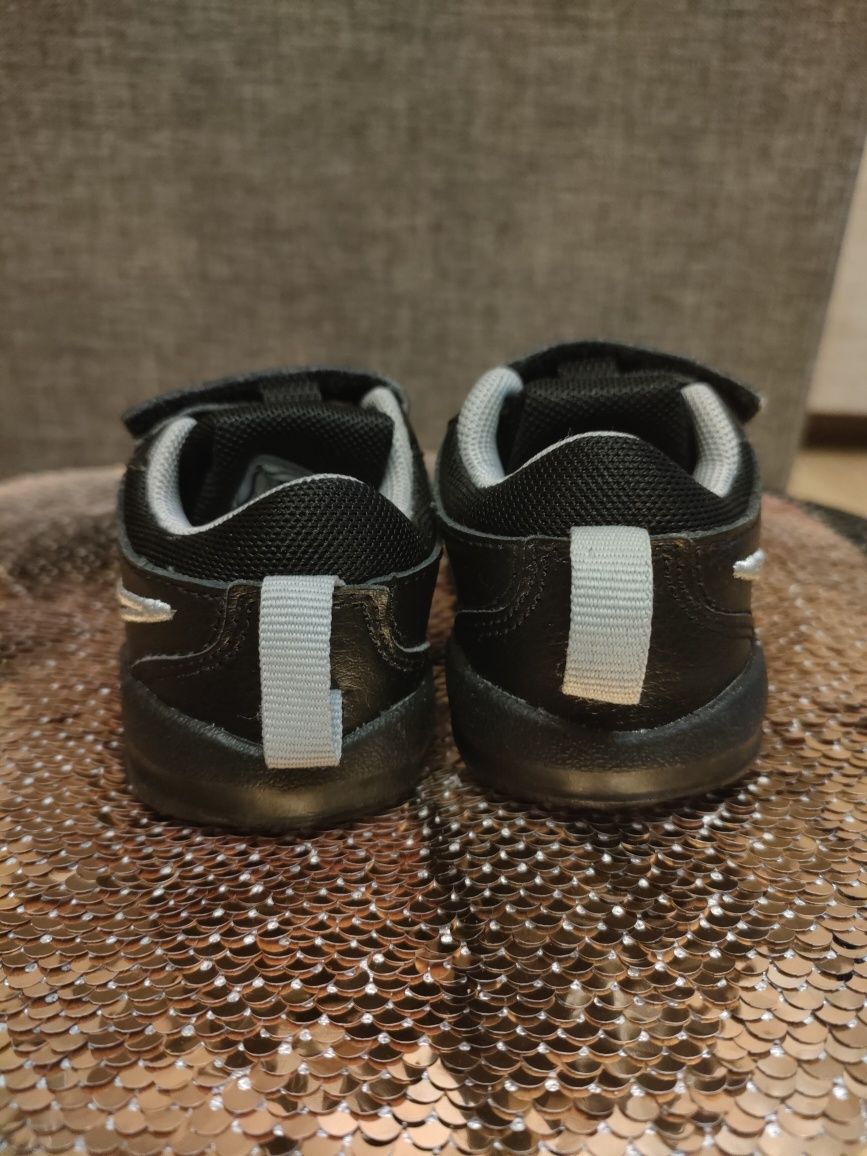 NOWE Buty skóra niemowlę/ adidasy czarne na rzepy; Nike, r.17 (8cm)