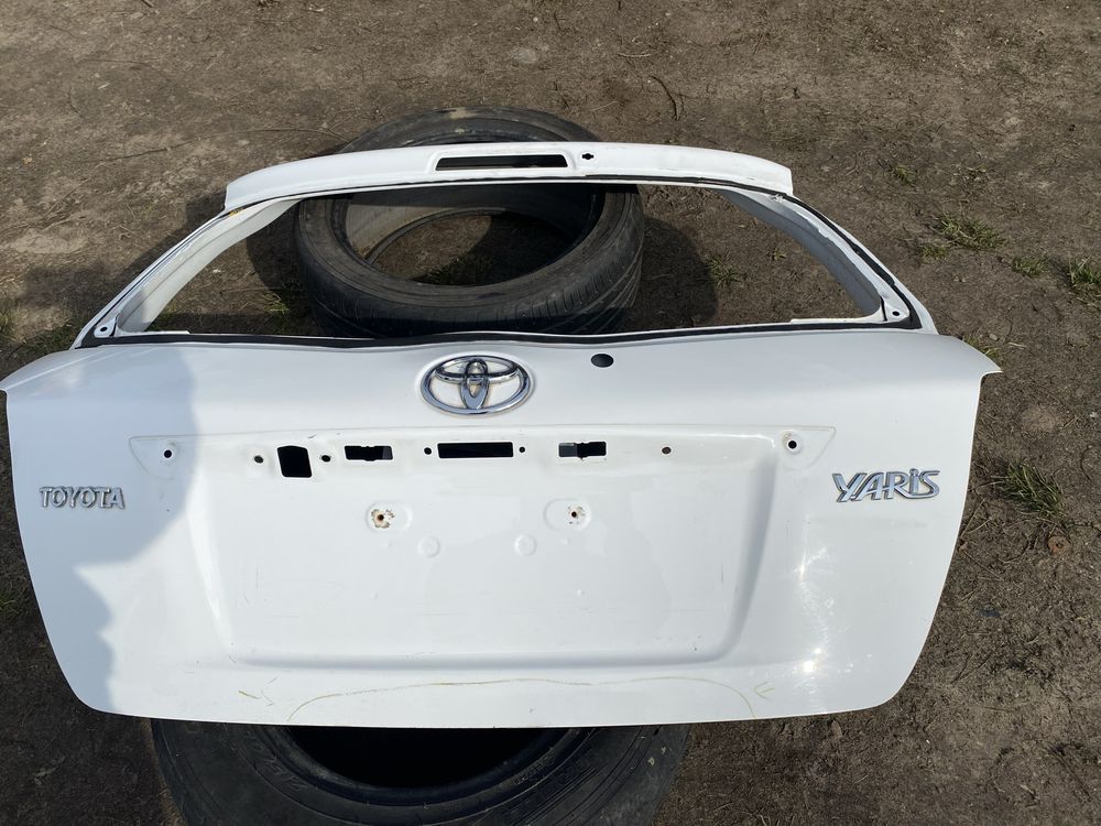 Toyota Yaris klapa bagaznika tyl tylna