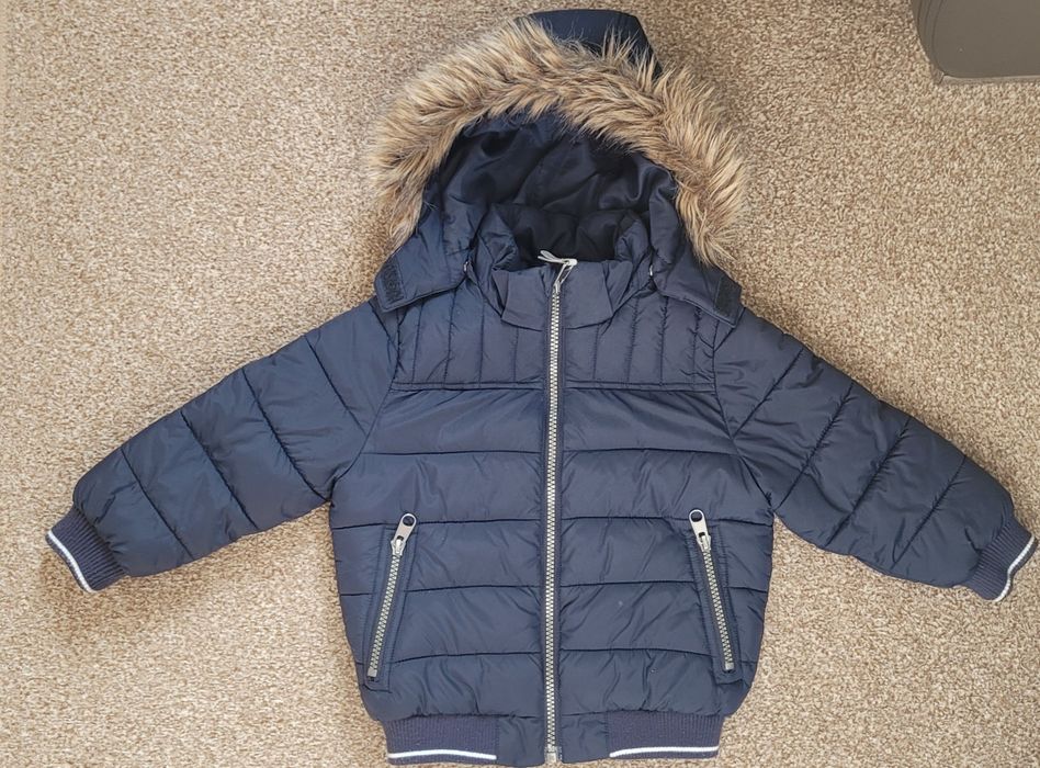 Granatowa zimowa kurtka chłopięca z odpinanym kapturem H&M rozmiar 92