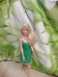 Lalka Barbie chodząca blondynka i komplet ubrań