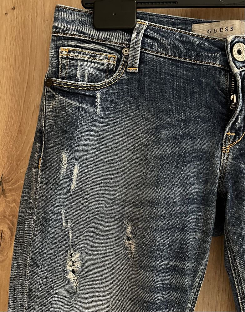 Jeansy z rozdarciami skinny Guess
