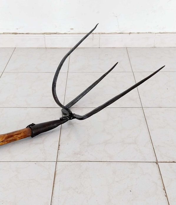 Antigo Forcado 3 "Bicos", utilizado para Carregar o Pasto ou Cereais