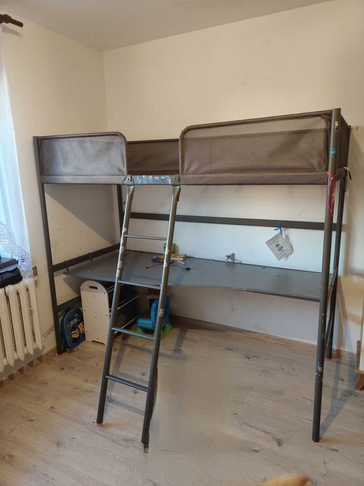 Łóżko piętrowe z biurkiem