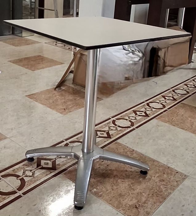 Duas mesas de café ou restaurante