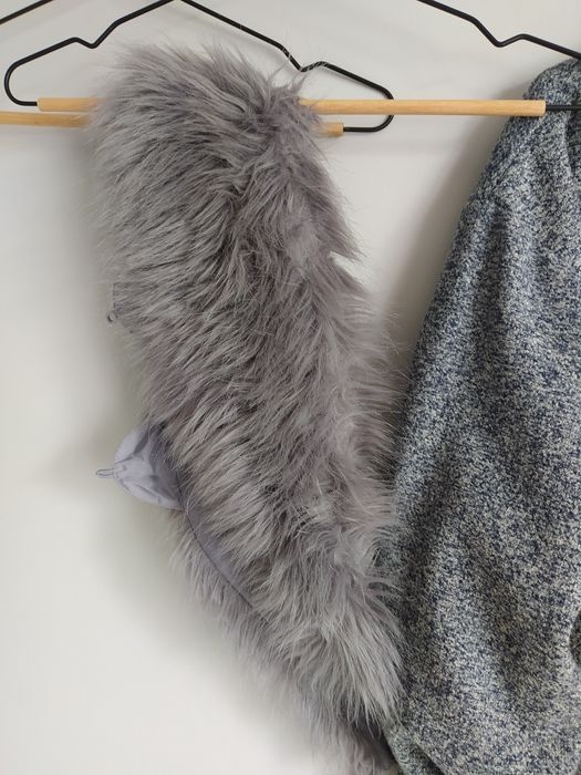 Szary, damski płaszcz prosty, oversize z futrzanym kołnierzem Oasis