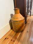 Leiteira antiga decorativa. Cor laranja
