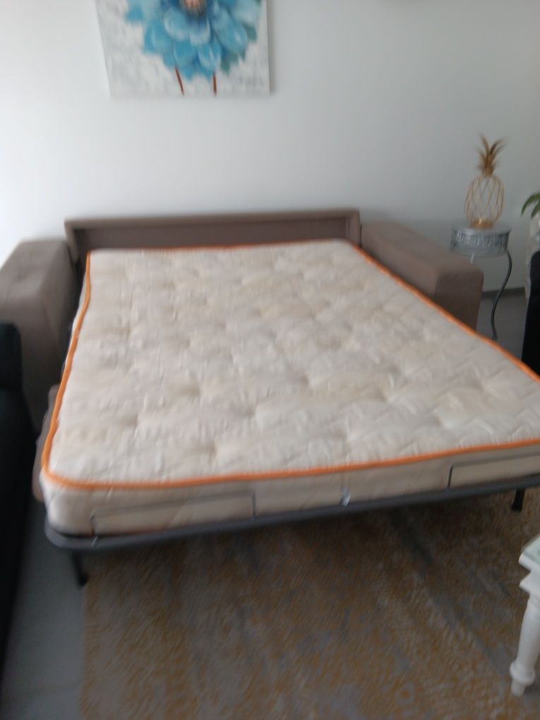 Sofa cama em castanho  bem conservado