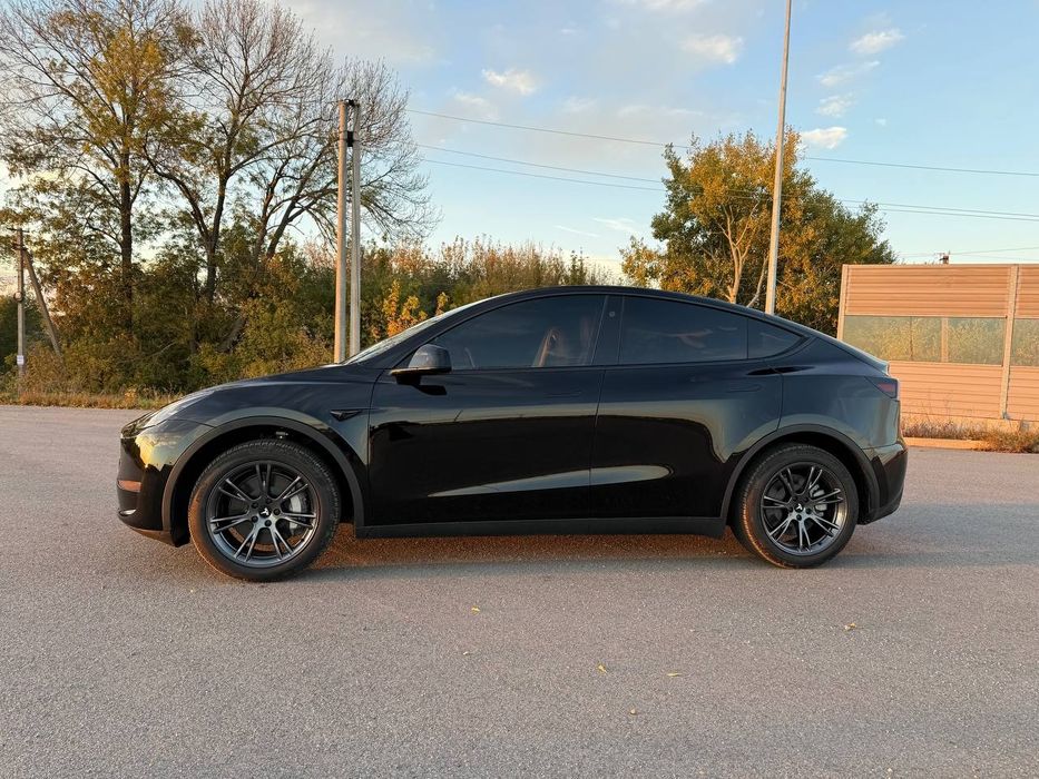Tesla  Y 2024 82kwt   RWD