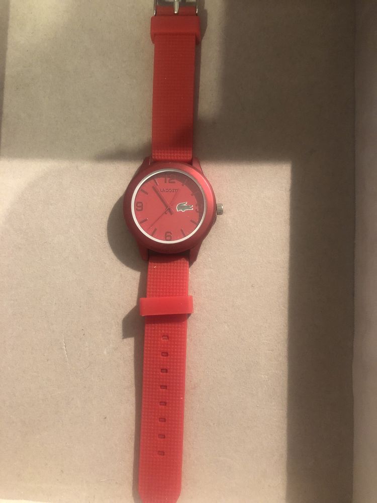 Czerwony zegarke na gumowym pasku