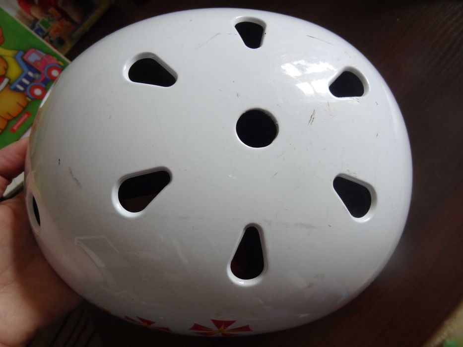 Kask dziecięcy o regulowanym obwodzie