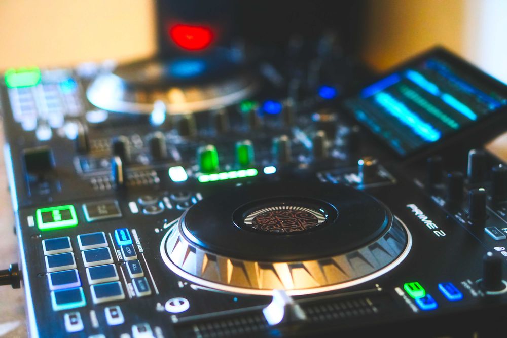 Denon Prime 2 + Magma Case, 100% funcional com pequenas marcas de uso.