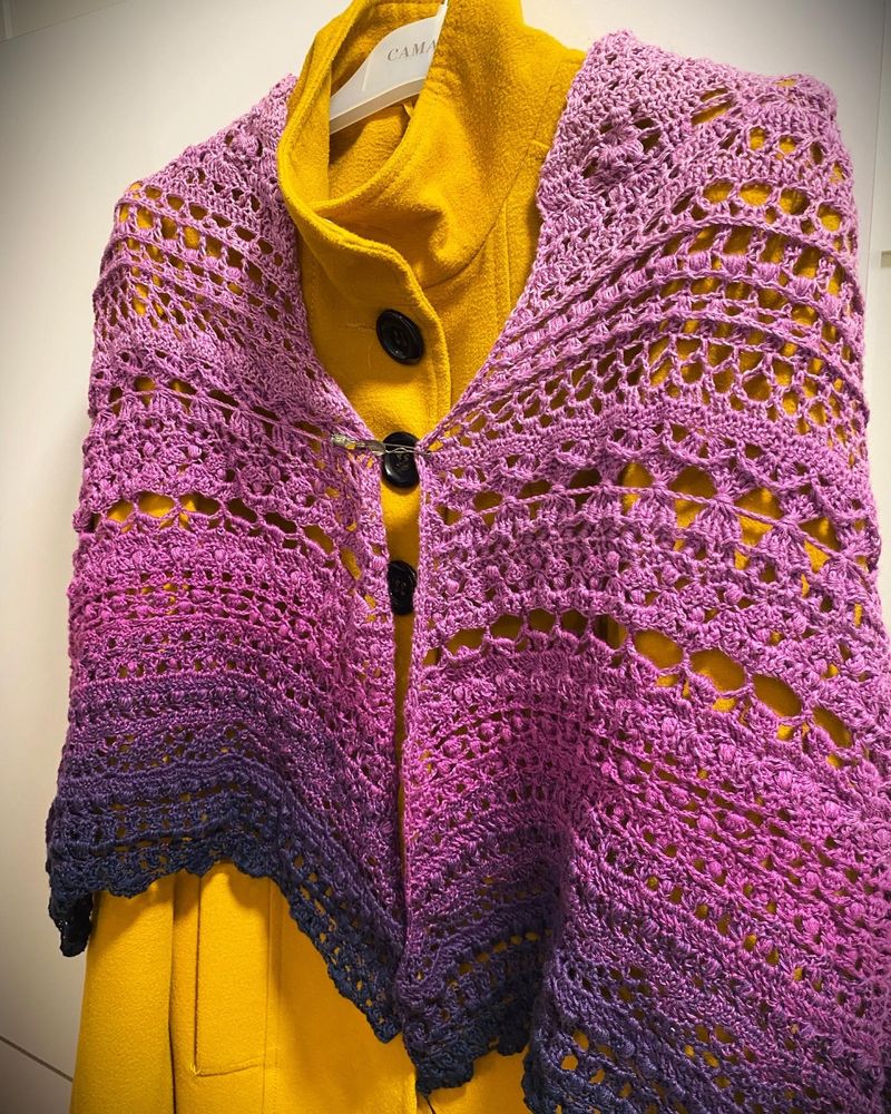 Szydełkowa chusta narzutka ombre fiolet handmade poncho