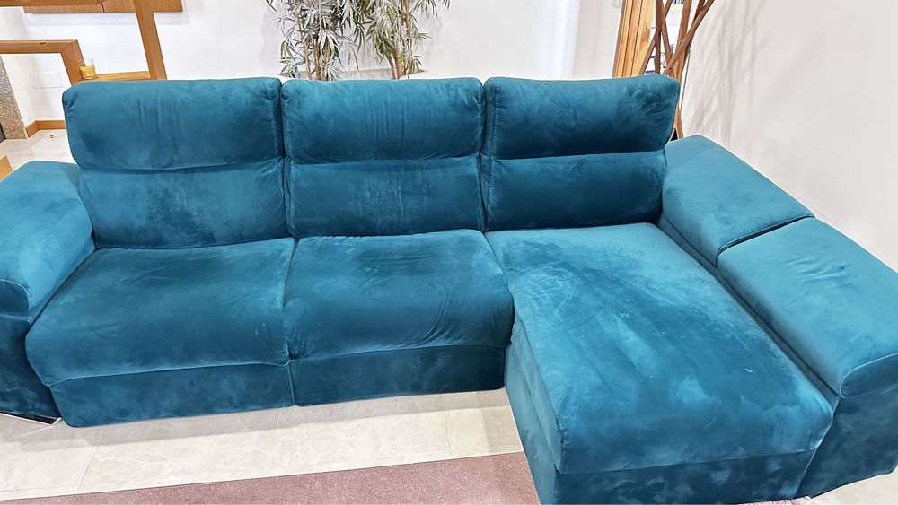 Sofa de cor verde em tecido aveludado