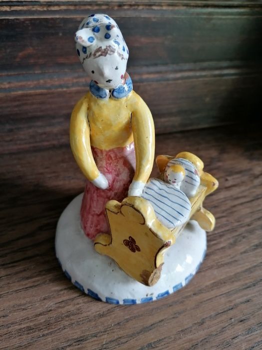 Ceramiczna figurka matka z kołyską