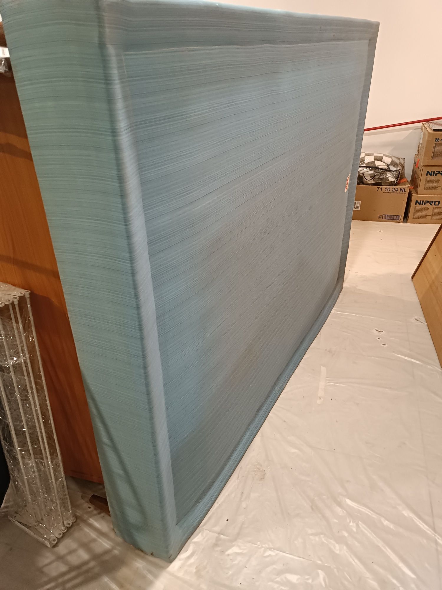 Cama de casal + mesas de cabeceira