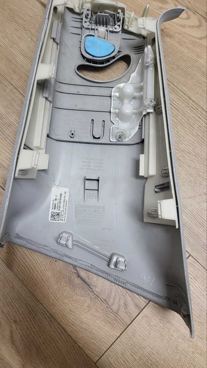 Накладка центральної стійки верхня права Tesla Model 3 1086255-01-K