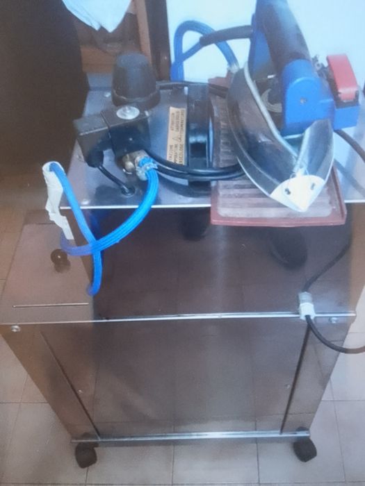 Vendo ferro de engomar com caldeira industrial com pouco tempo de uso.