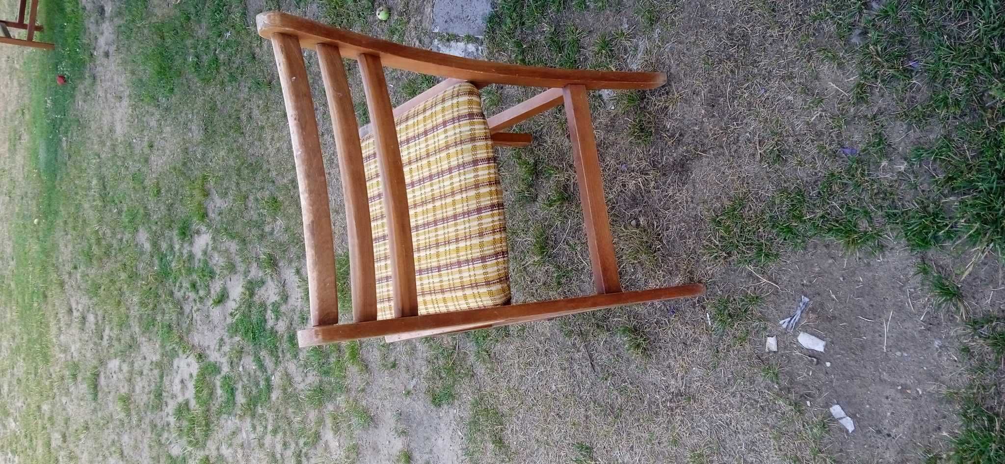 Komplet drewnianych krzeseł tapicerowanych