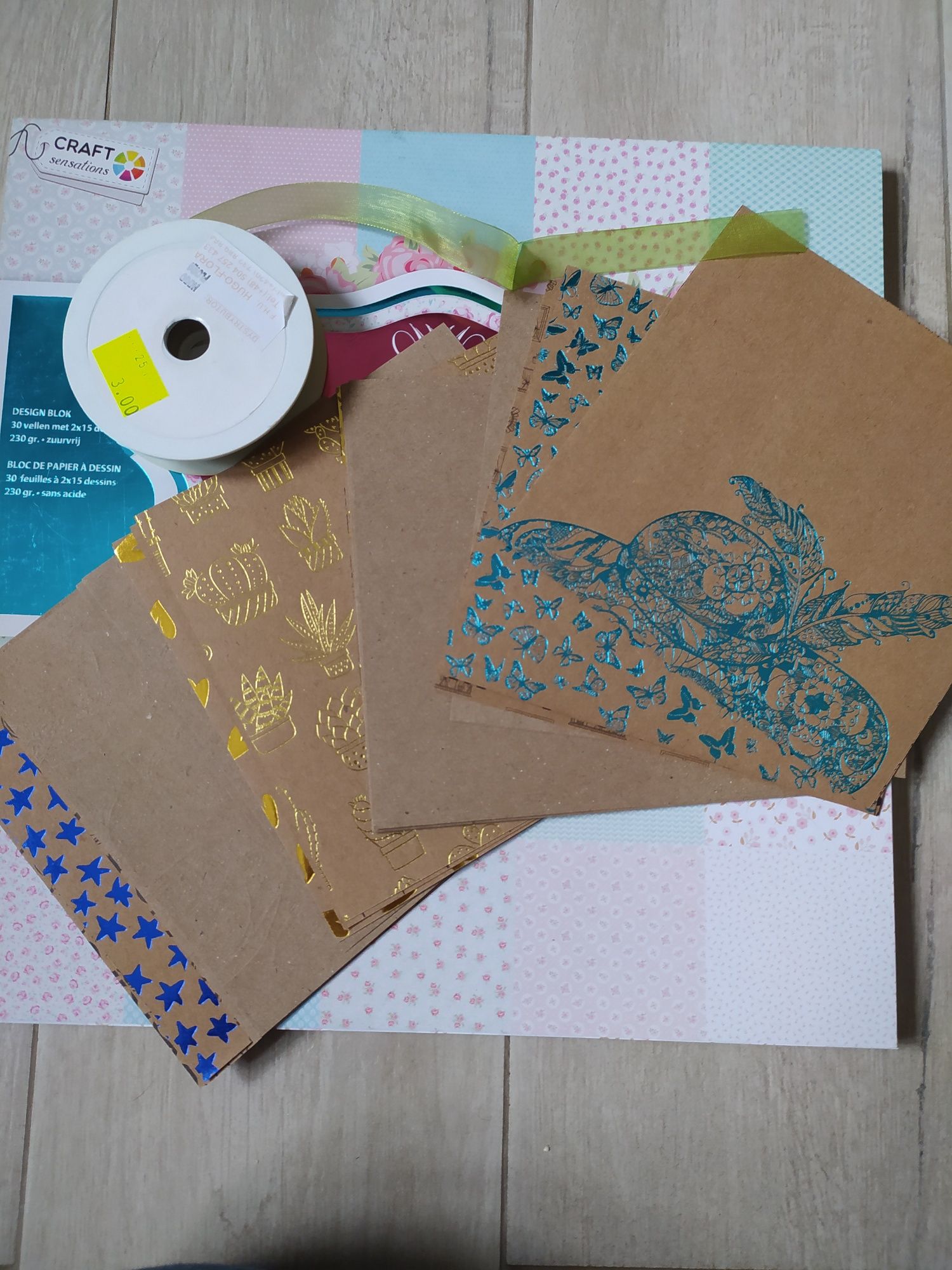 Scrapbooking -pudełko z papierami
