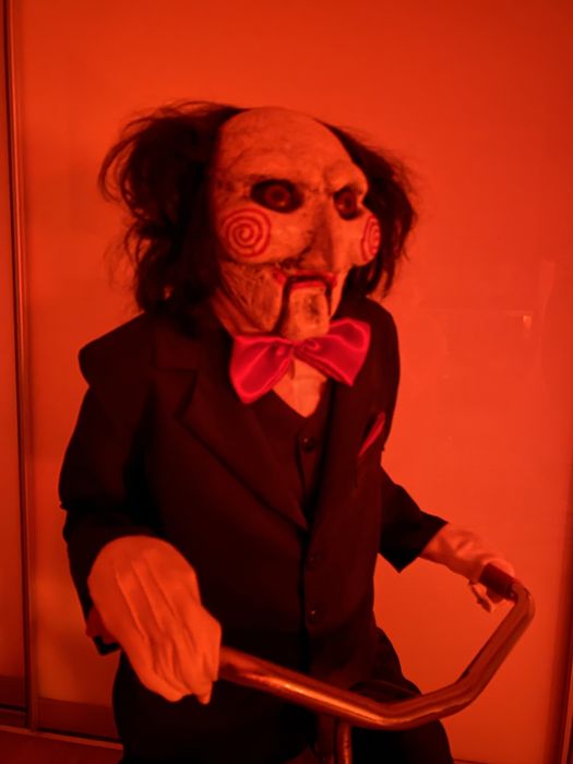 Lalka z filmu Piła Saw replika 1:1 Jigsaw kukiełka horror