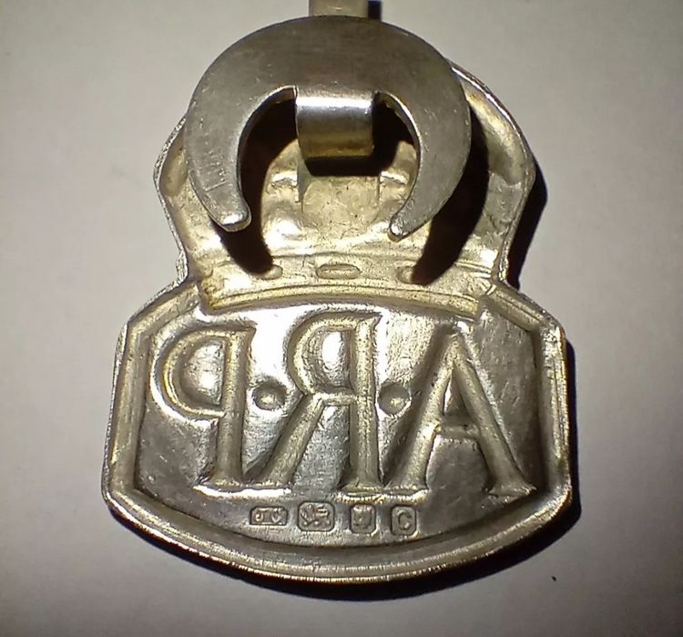 Crachá em prata da Segunda Guerra Mundial ARP