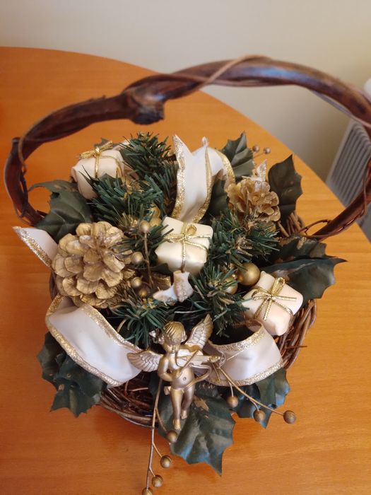 Stroik świąteczny w koszyczku