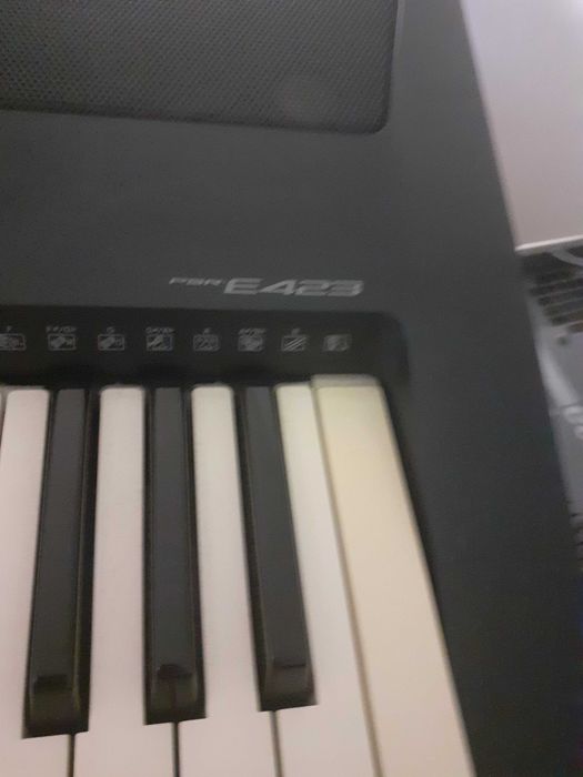 Teclado digital e moderna Yamaha PSR-E423