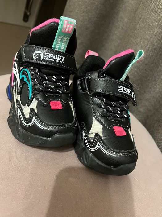 Продам кросівки дитячі 21  розмір з утепленням (хутром) демі